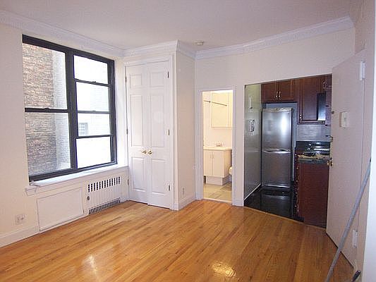 3rd image of 112 W 72nd St APT 8C