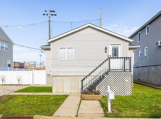838 Arctic St, Lindenhurst, NY 11757