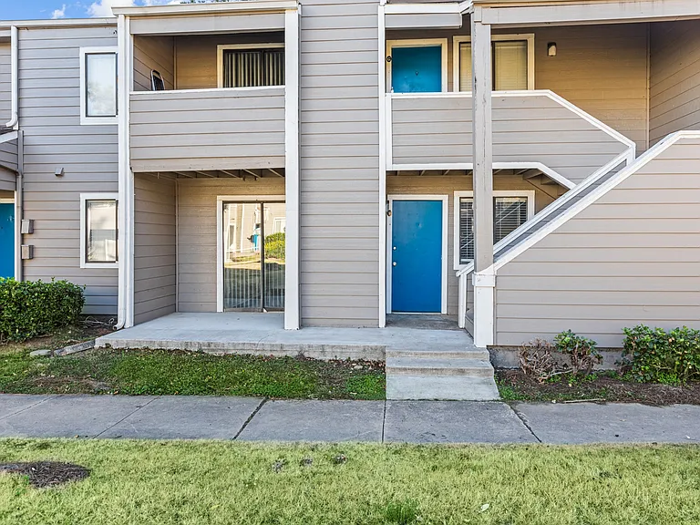 Silver Springs Apartments — Photo 16
