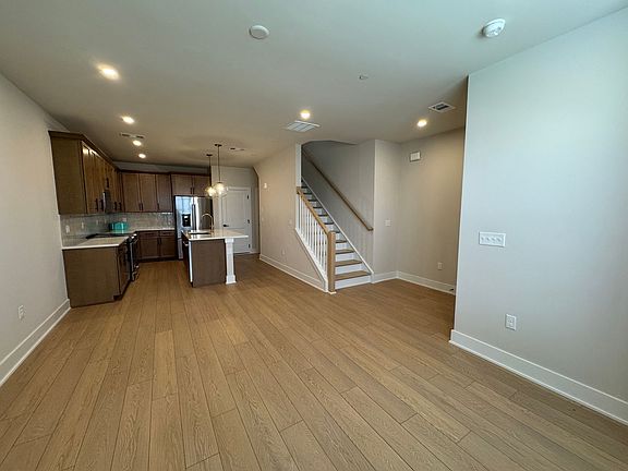4th image of 814 42nd Ave N