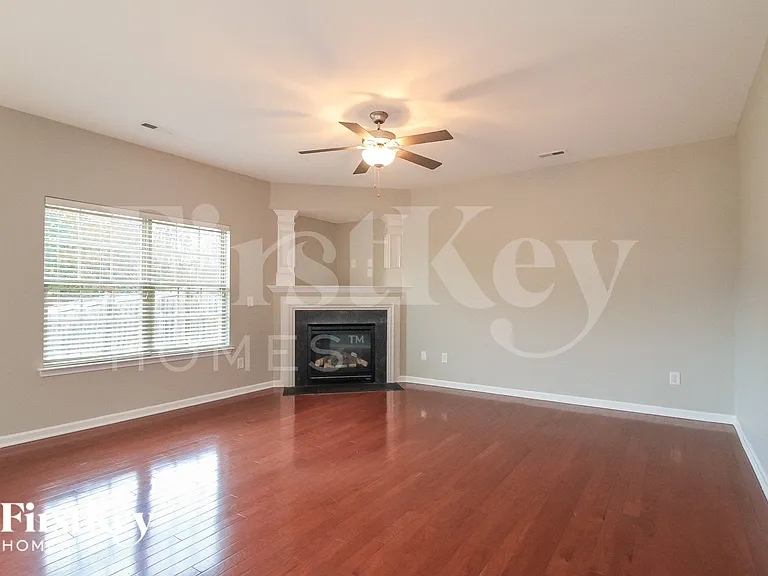 111 Rosemont Ln — Photo 3