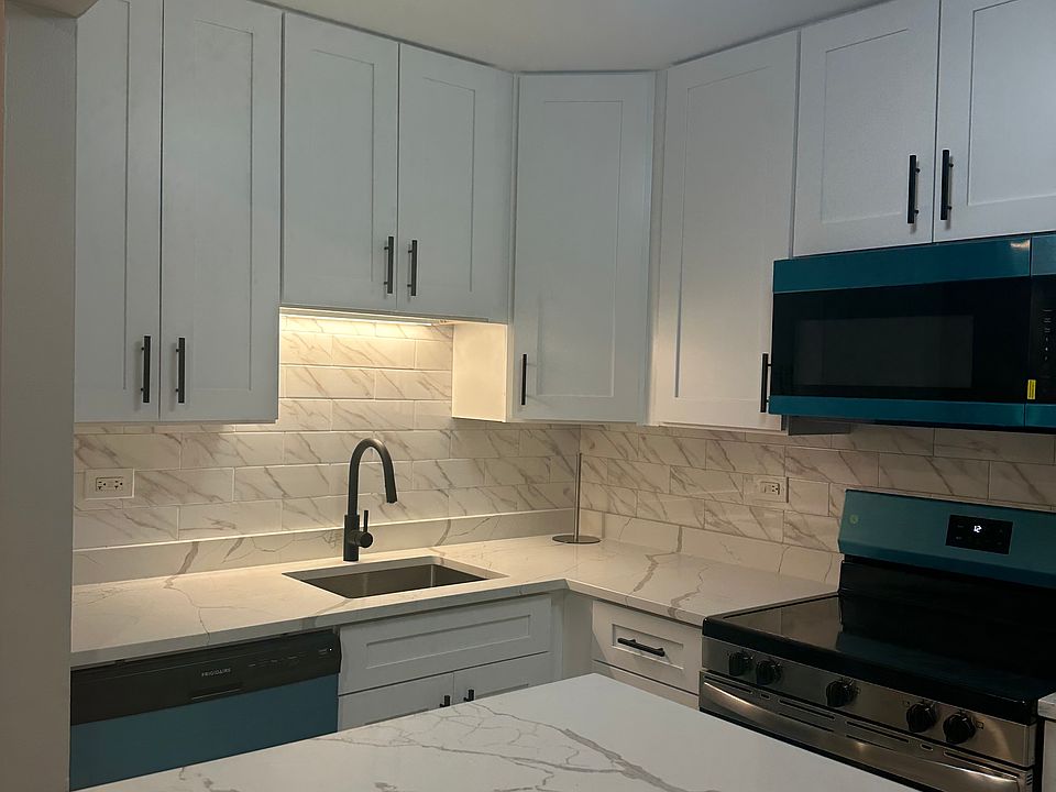 1st image of 420 W Aldine Ave APT 523