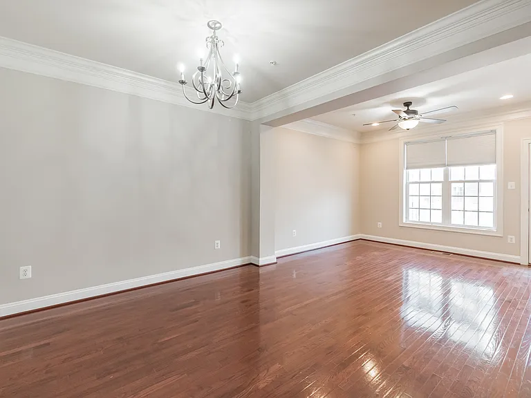 513 Girard St — Photo 8