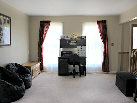 4th image of 704 Terry Ln
