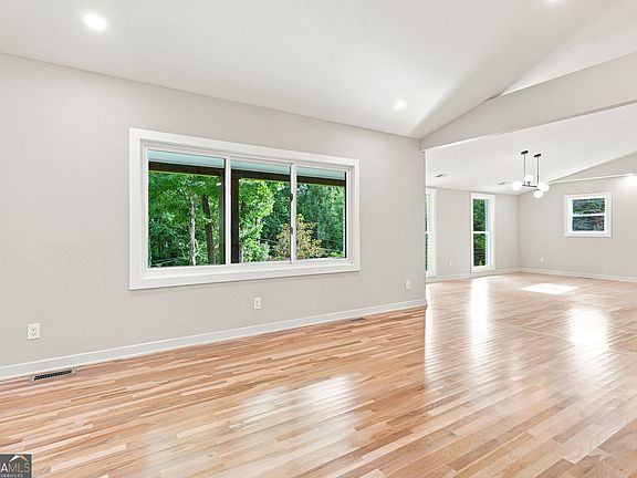 4th image of 2618 Beechwood Dr