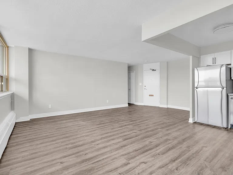 221 Queen St S — Photo 12