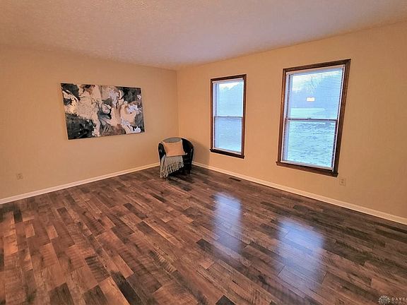 3rd image of 844 Vernis Dr