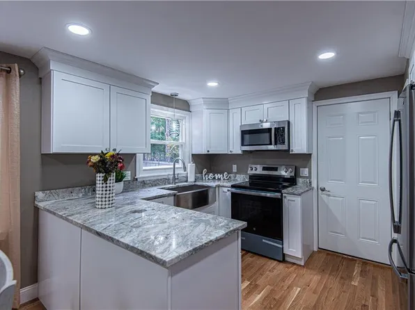 20 Maplewood Dr, Coventry, RI 02816