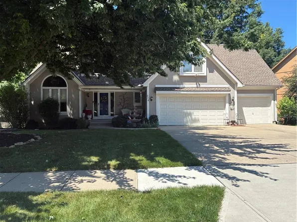 214 SE Windsboro Ct, Lees Summit, MO 64063