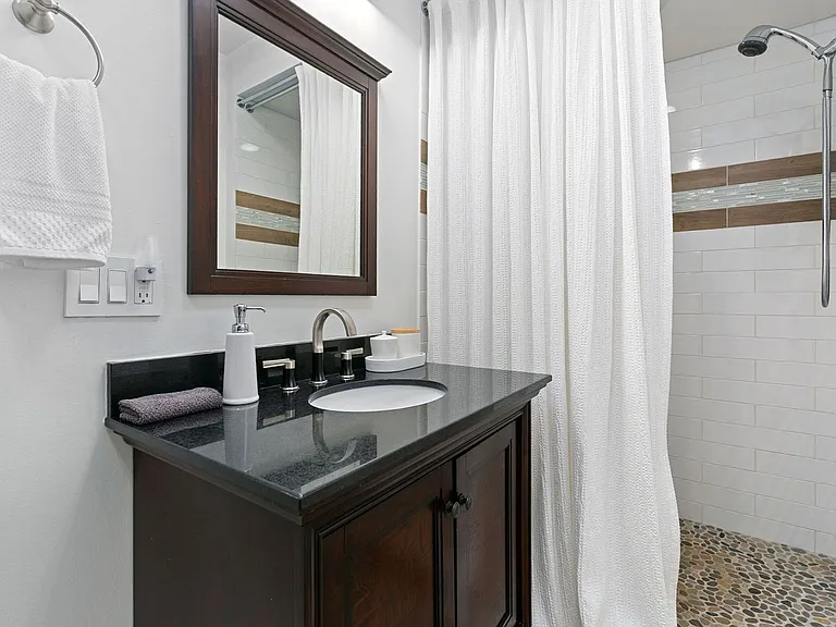 424 W Oak St — Photo 19