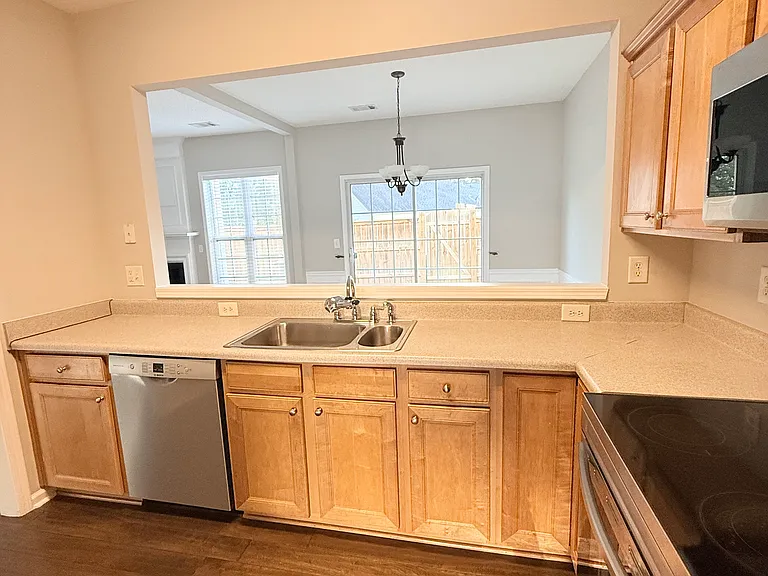 240 Regent Sq — Photo 37