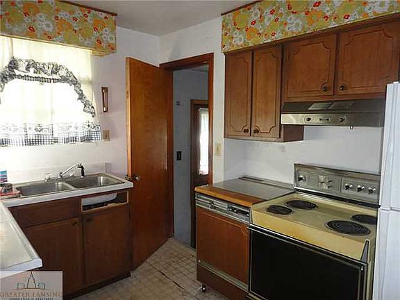 5th image of 303 E Hodge Ave