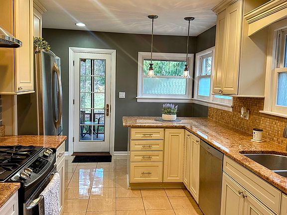 3rd image of 1045 Woodfield Ln