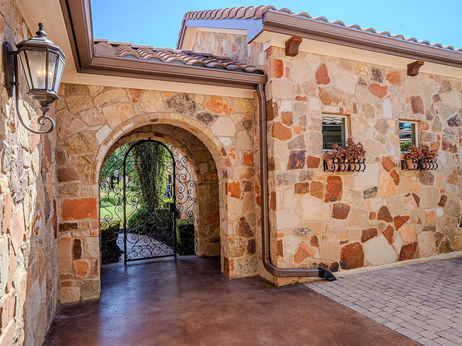 4 bed, 3.5 bath, 3587 sqft, $5,200 — Photo 4