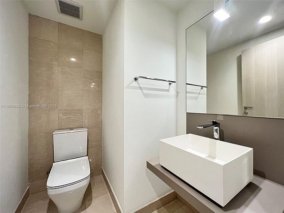 5th image of 1000 Brickell Plz #35