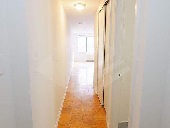 4th image of 320 E 9th St #302