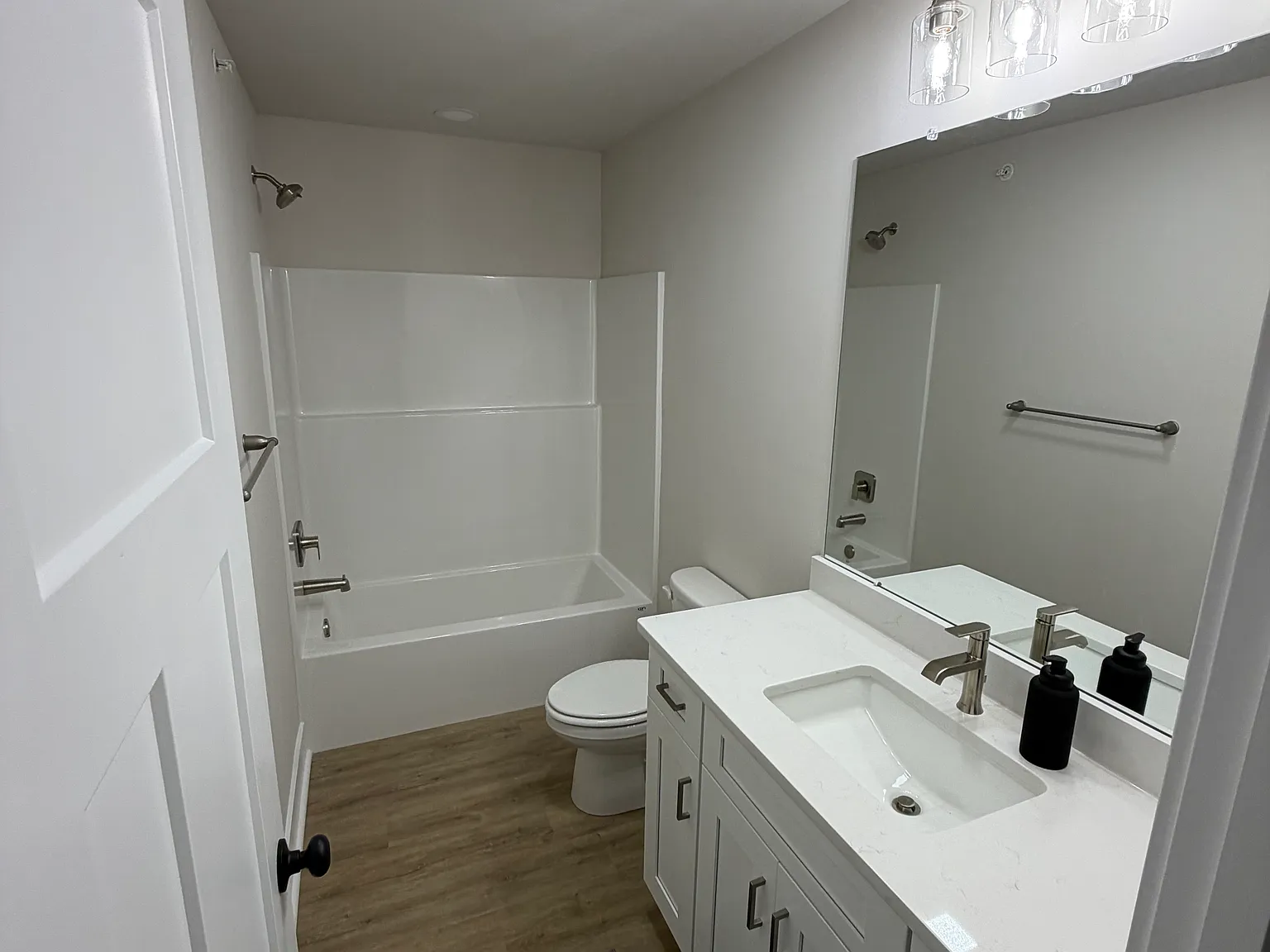 2 bed, 2.5 bath, 1400 sqft, $2,500 — Photo 2