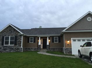 98 Camelot Dr, West Seneca, NY 14224