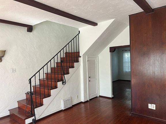 4th image of 7423 Oakwood Ave