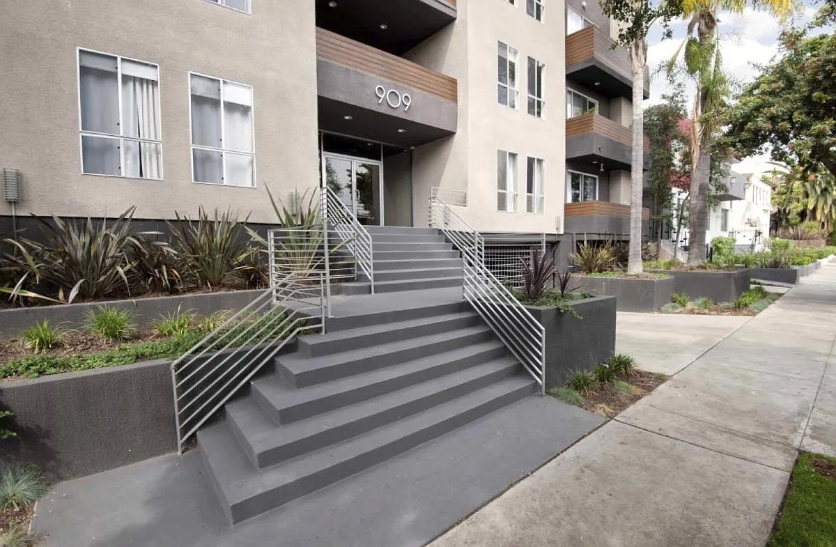 909 N Gardner St — Photo 2