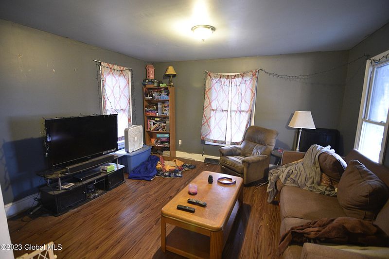 5th image of 10 Weston Avenue