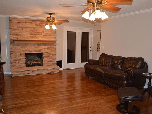 3rd image of 715 Chandler Dr