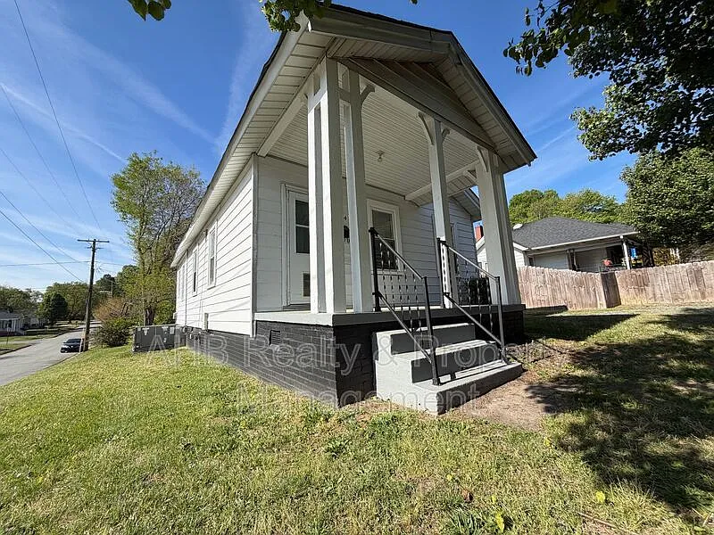 3 bed, 1.0 bath, 975 sqft, $1,195 — Photo 2