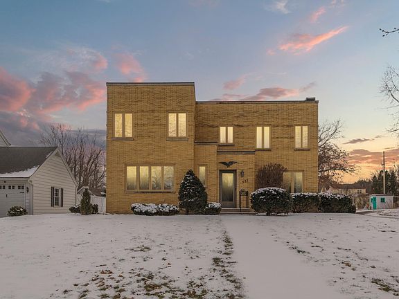 3rd image of 551 Agnes St