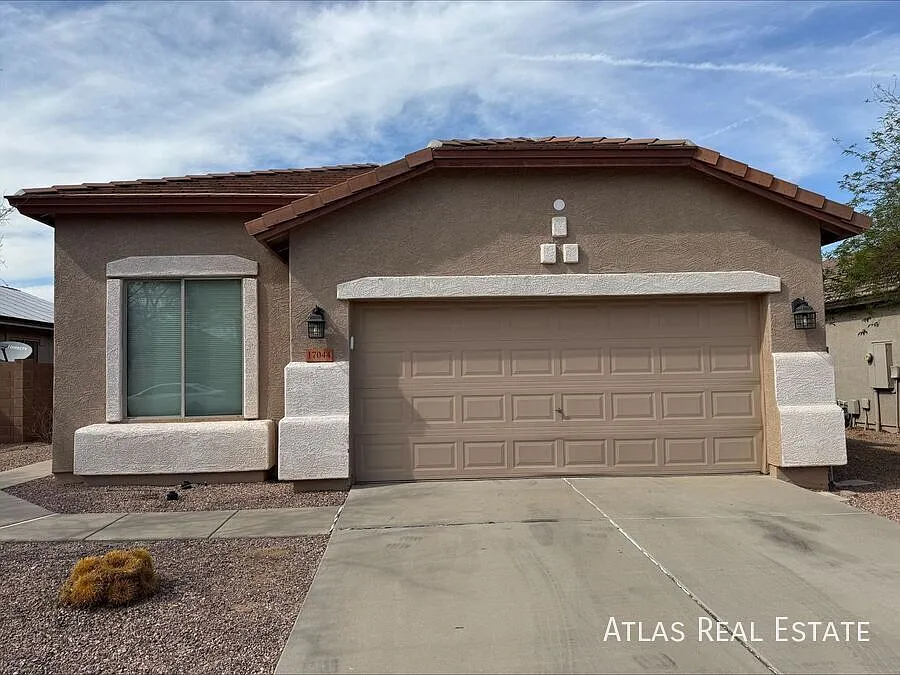 4 Bedroom Home with Private Pool in Surprise — Photo 3