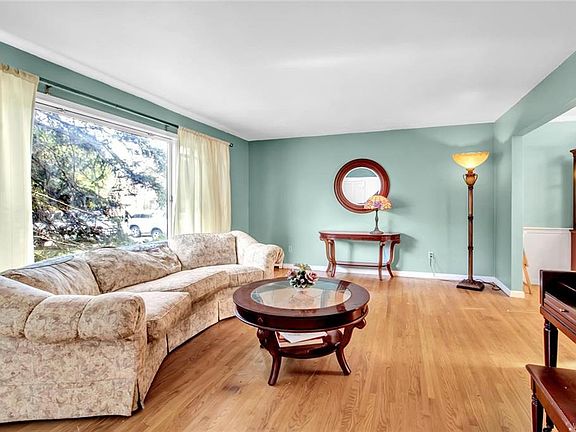 3rd image of 105 Chaumont Dr