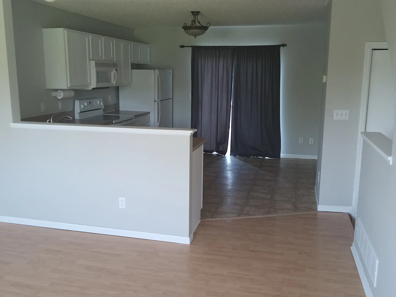 2 bed, 1054 sqft, $1,600 — Photo 2