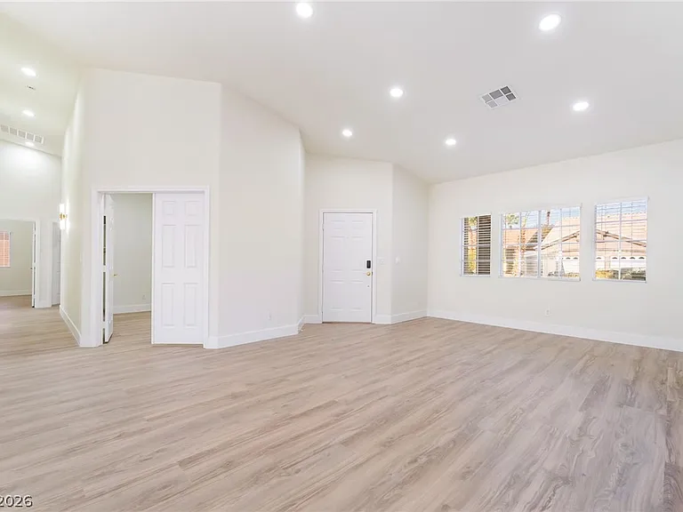 9205 Desert Village Ave — Photo 8