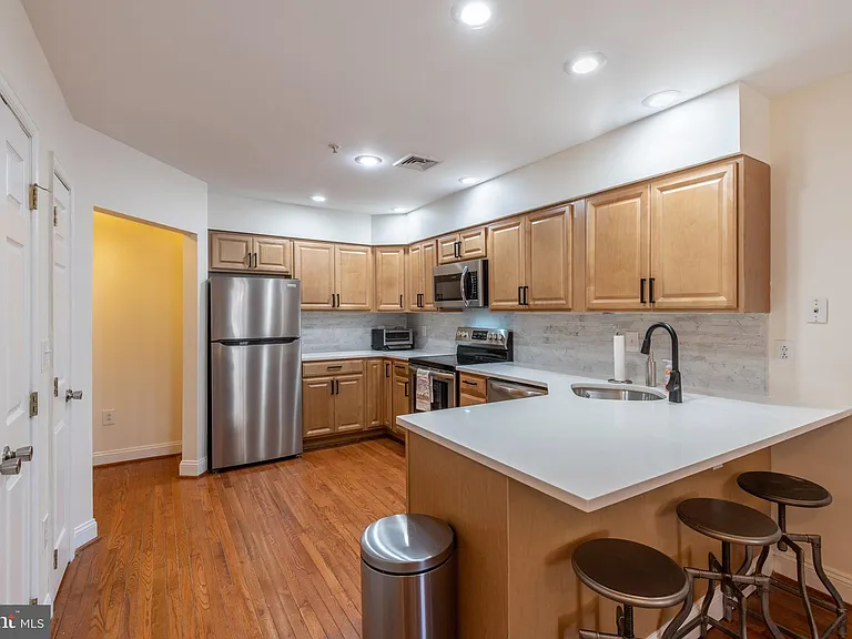 209 N 3rd St #3B — Photo 5