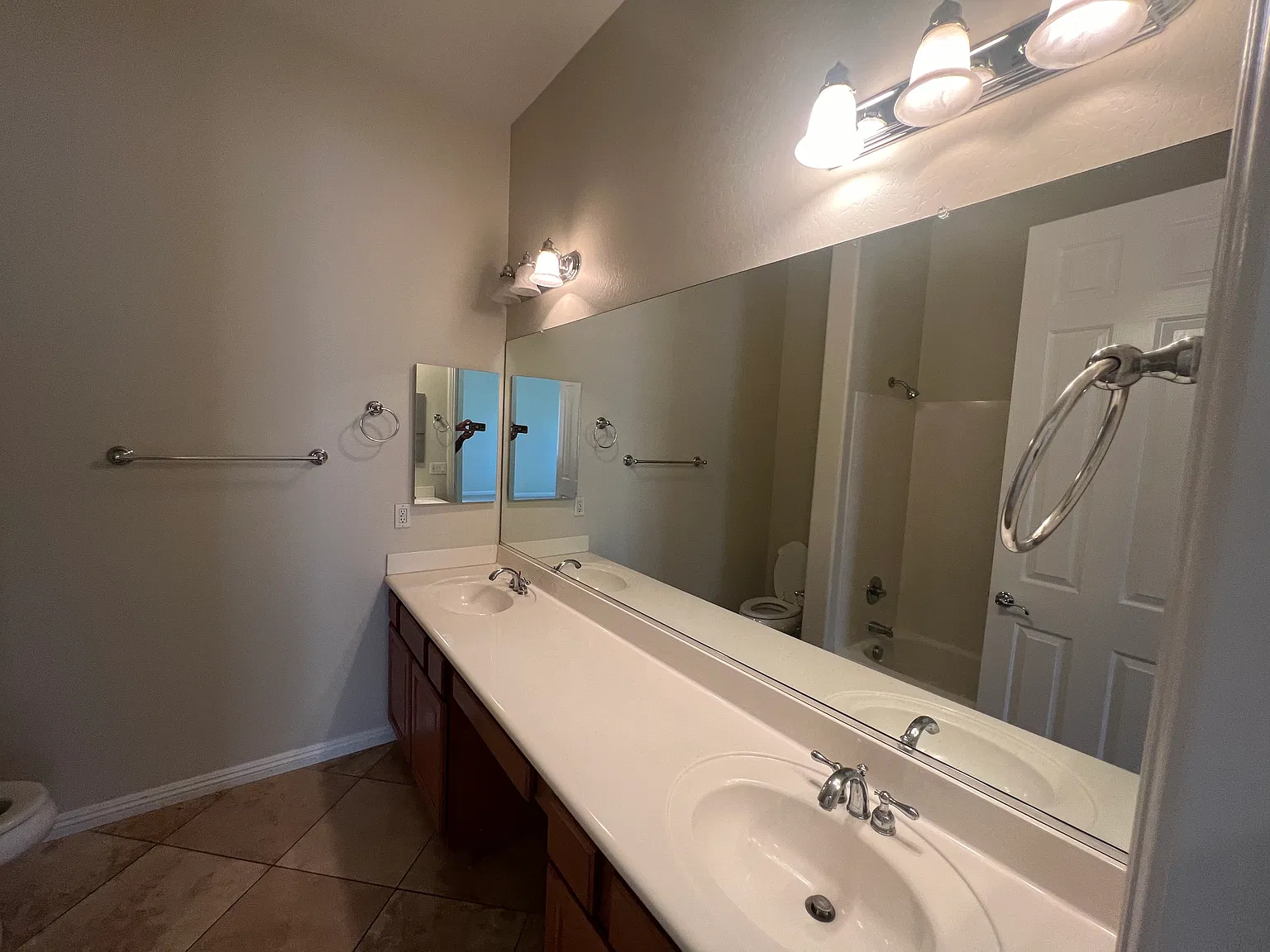 6 bed, 4458 sqft, $3,800 — Photo 4