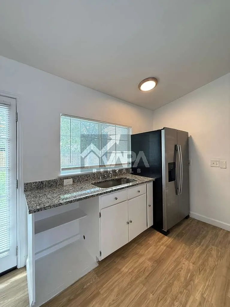 4 bed, 2014 sqft, $2,300 — Photo 4