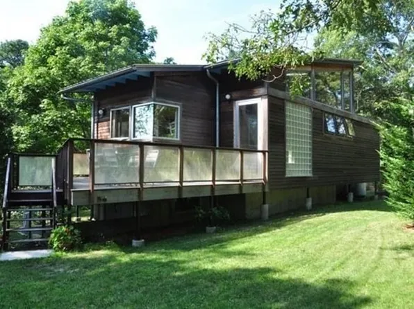 54 Cannahoot St, Vineyard Haven, MA 02568