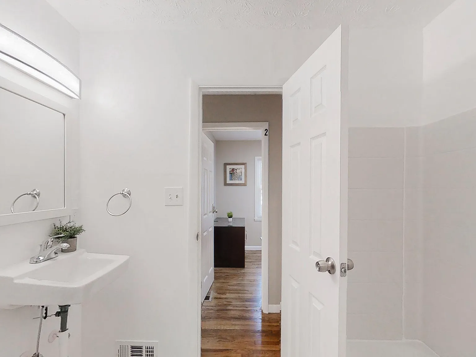 4 bed, 1.0 bath, 925 sqft, $905 — Photo 3