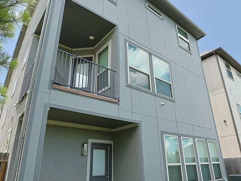 4004 Centre Meadow Way — Photo 32