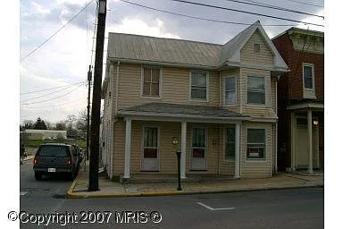 201 1/2 W John St photo 1