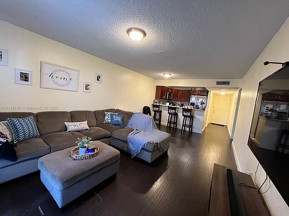 4th image of 1555 W 44th Pl APT 253B