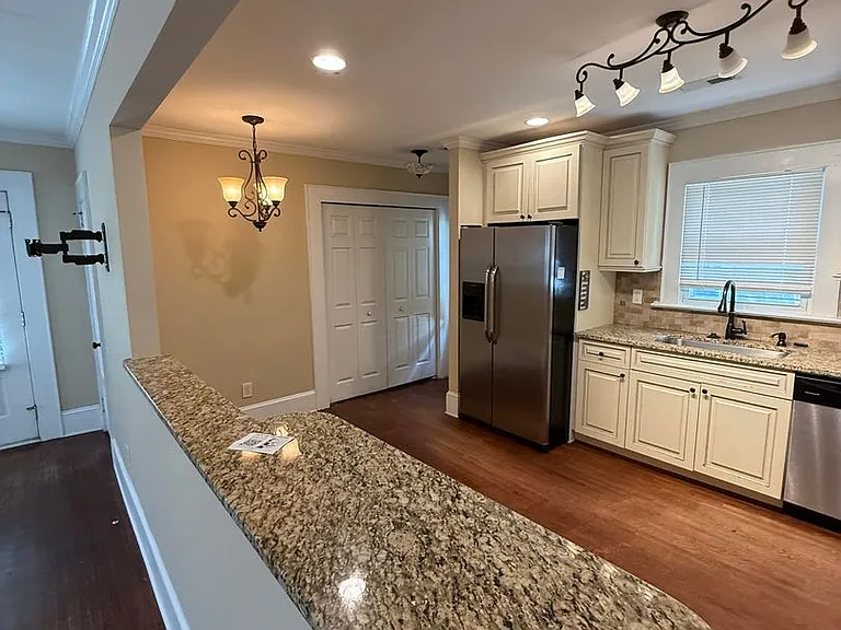 1724 Hawthorne Ln — Photo 7