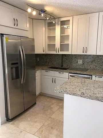 3 bed, 1388 sqft, $3,300 — Photo 2