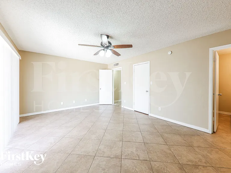 5203 W Sandra Ter — Photo 12