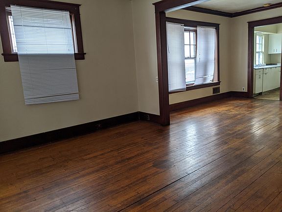 Living room looking into the dinning room.