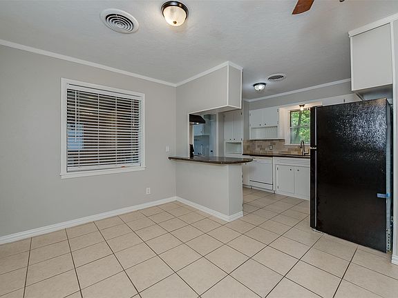4th image of 504 Redbud St