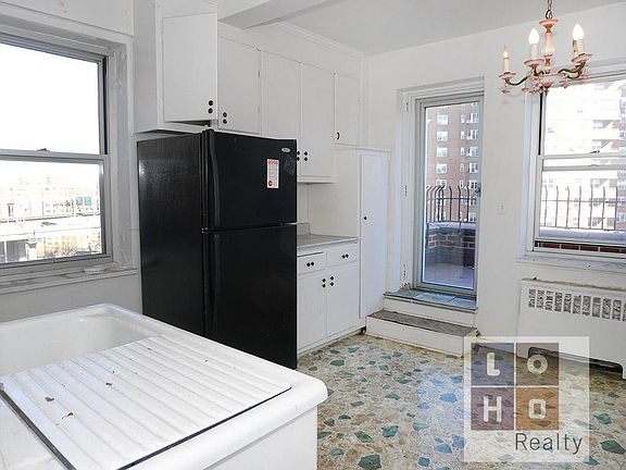 4th image of 550 Grand St APT G11b