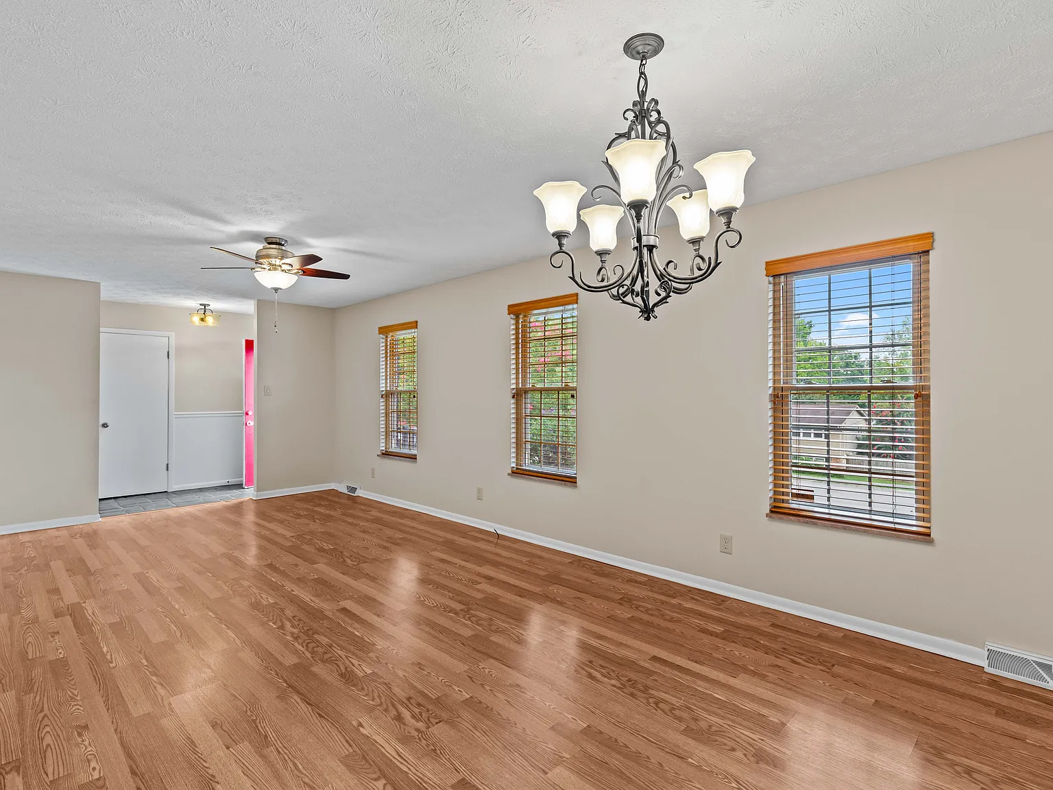 3 bed, 1440 sqft, $2,500 — Photo 2