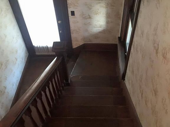 4th image of 415 Yeardley Ave