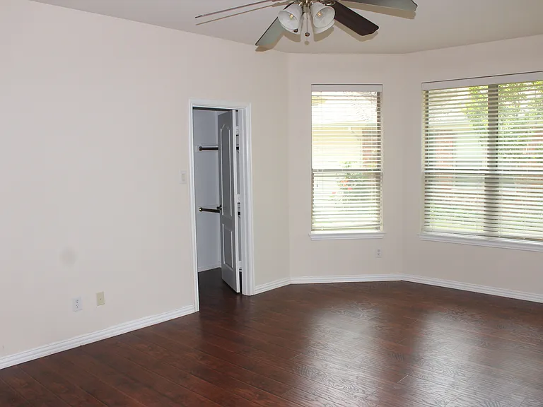 906 Meadow Flower Ln — Photo 7