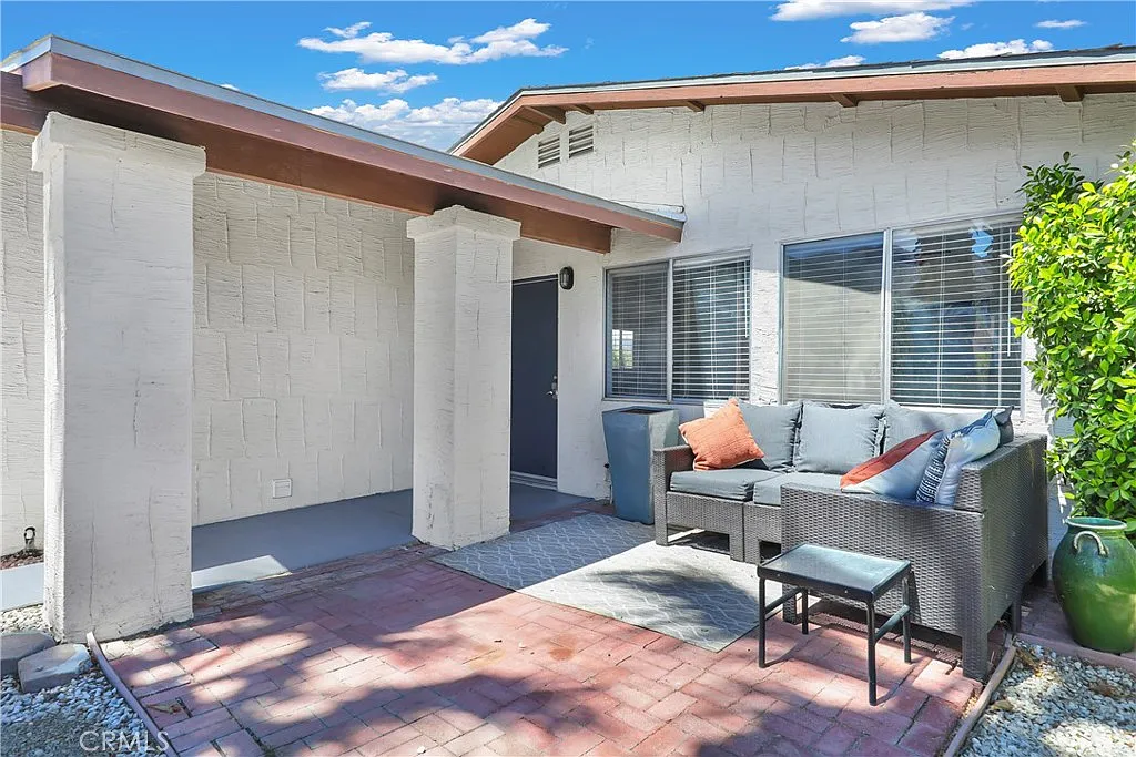 3 bed, 1200 sqft, $2,900 — Photo 2
